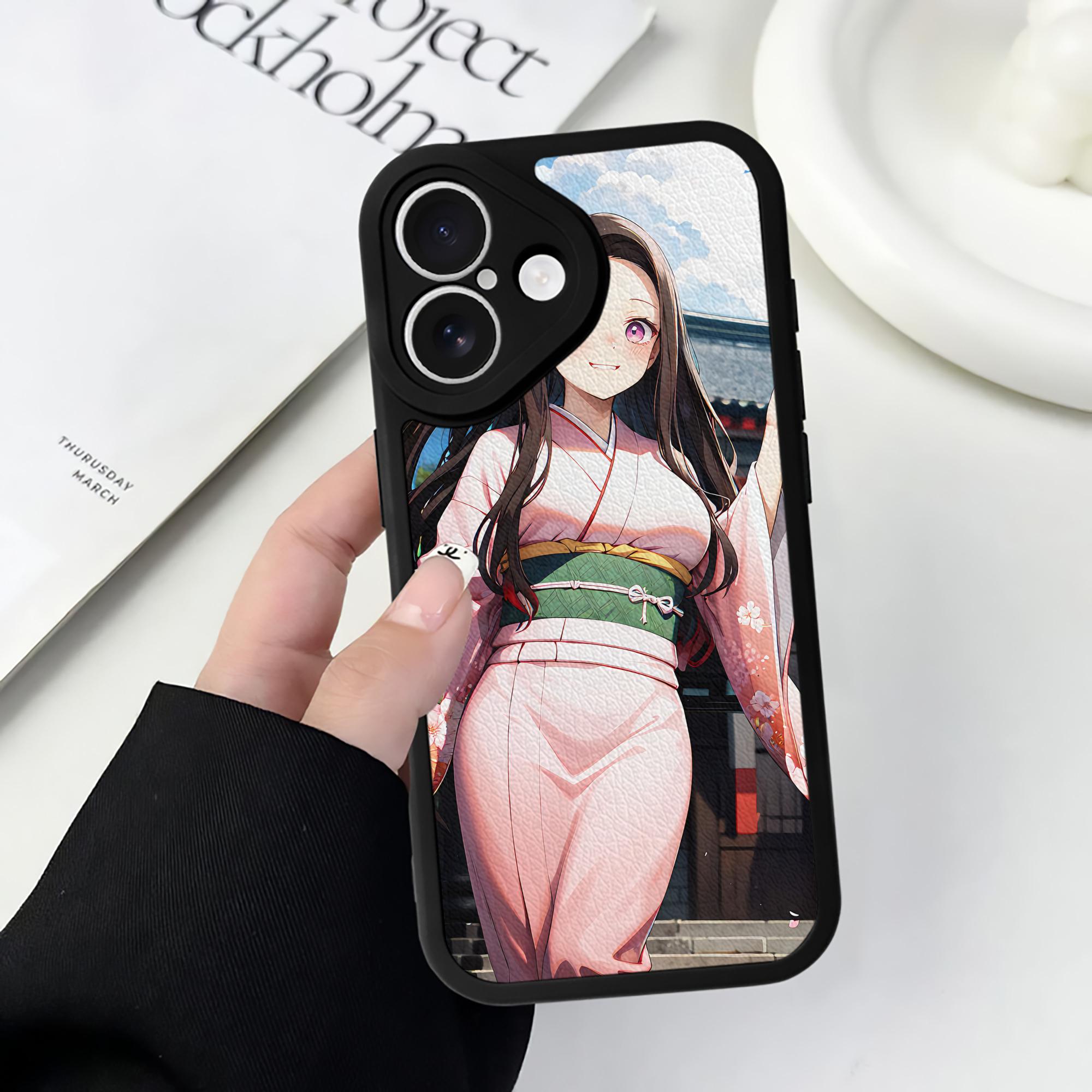（画像用） 鬼滅の刃（きめつのやいば）竈門 禰󠄀豆子／かまど ねずこ Kamado Nezuko 【iPhone 16シリーズ対応】シリコンスマホケース（レザー調） 材質：シリコン